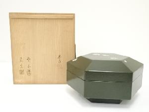玉眞造　漆塗梅図八角喰籠（共箱）
